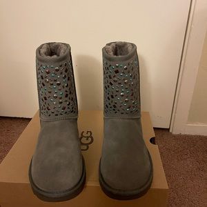 NIB UGG Classic Short Stud II Boots